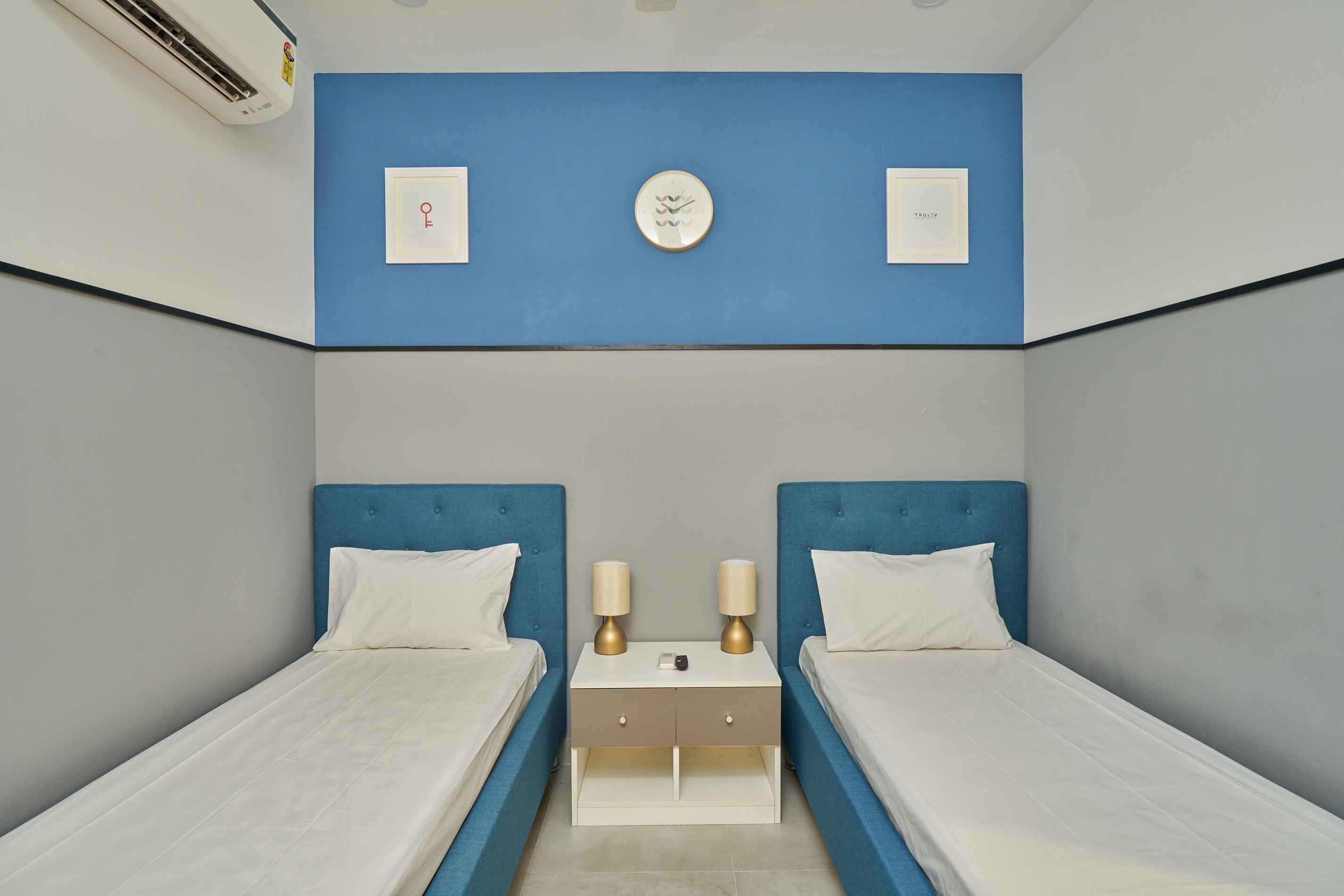 Furnished double occupancy room with twin beds