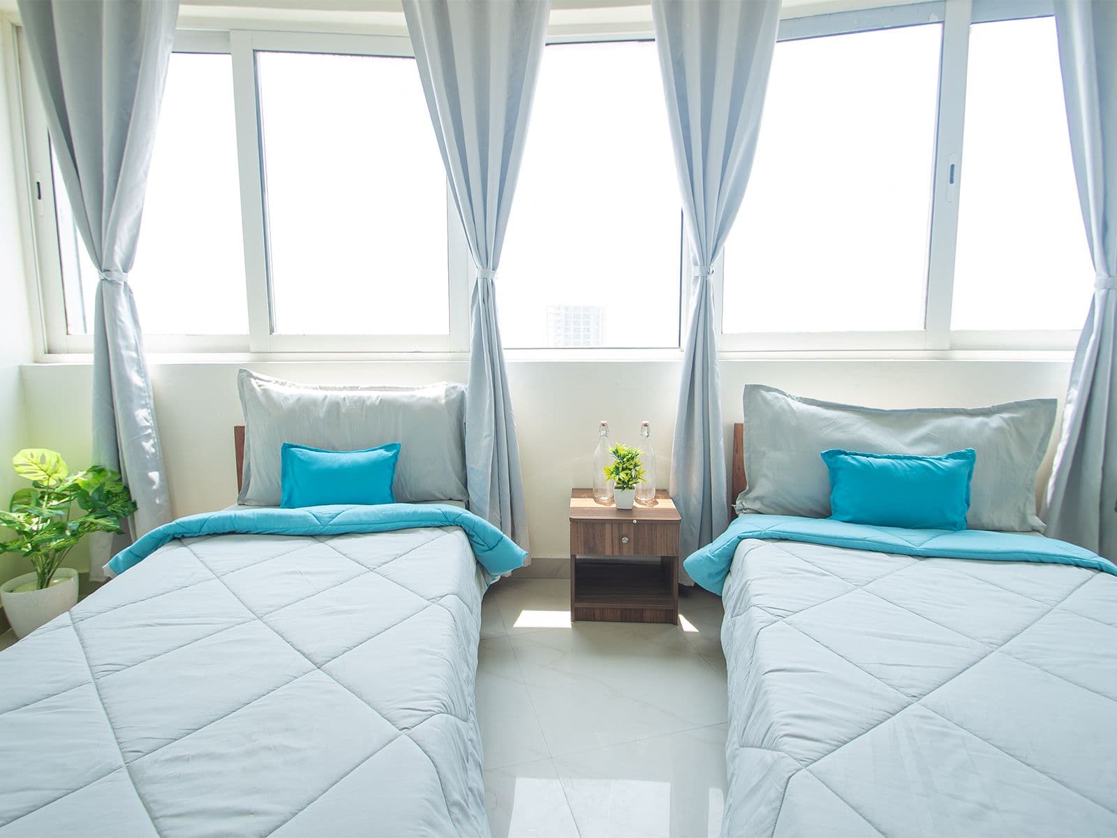 Bright twin-sharing room at Zolo Mayfield